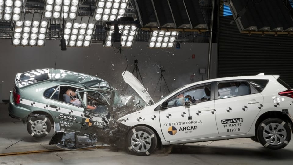Drsné porovnání. Dvě Toyoty dělí 19 let a je to znát